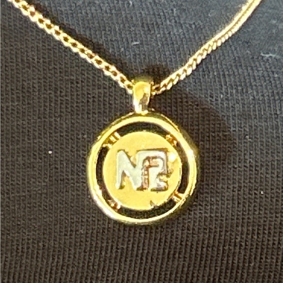 Nina Ricci Gold Pendant Necklace - Picture 5 of 6